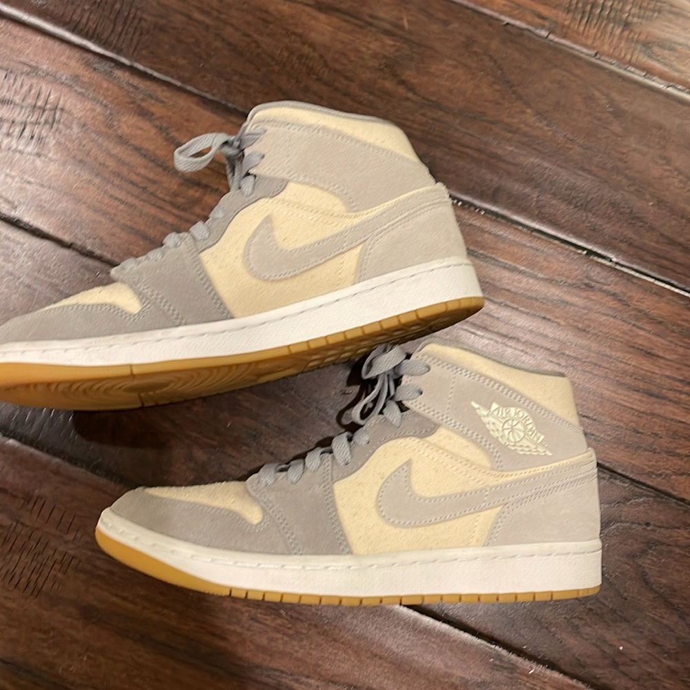 Nike Air Jordan 1, Mid; size 9 US, near new ; Cream / Gray - Picture 2 of 4